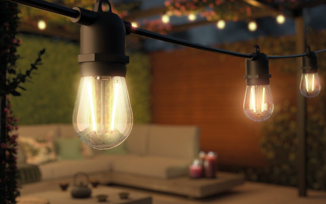 10 idées créatives pour illuminer votre jardin avec des guirlandes lumineuses d’extérieur